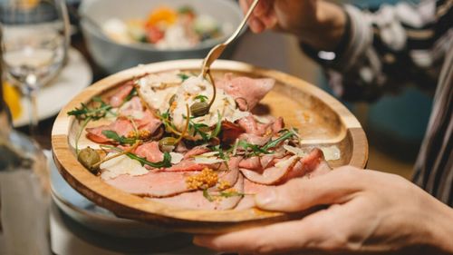 OPINIE: De Paști, când ne strângem în jurul mesei cu bucate, îi celebrăm și pe cei care muncind ne-au dat ocazia să avem farfuria plină