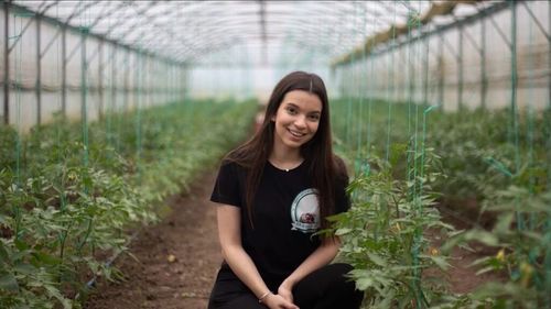 VIDEO | Cum reușește Iris Roșculeț să se împartă între fermă și cele două facultăți, cea de Medicină Veterinară și cea de Horticultură. Fermiera Iris Maria Roșculeț: „Sunt studentă și fermieră 100% din timp”
