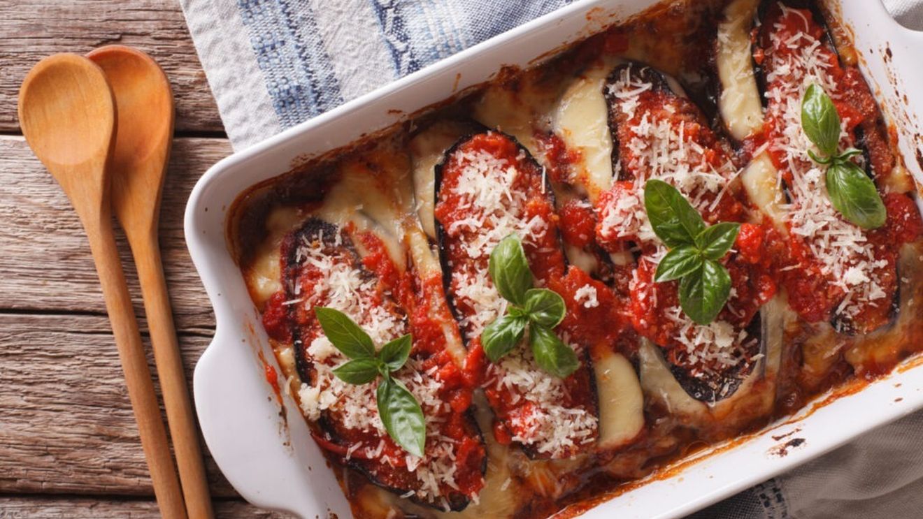 Prânzul de duminică. Parmigiana di melanzane, caserolă de vinete sau un fel de moussaka a italienilor