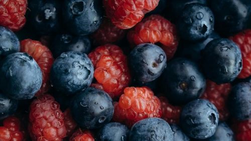 Focaccia cu afine și zmeură/Rețeta dulce cu doar o linguriță de zahăr care te va răcori în zilele toride