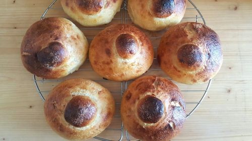 Idei de mic dejun. Pain brioche în combinații dulci sau sărate. Este un tip de aluat la jumătatea distanței dintre pâine și cozonac, dar nu neapărat dulce