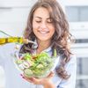 De ce roșiile merg cu ulei de măsline, iar spanacul cu lămâie. Combinațiile alimentare care ajută organismul să absoarbă mai mulți nutrienți