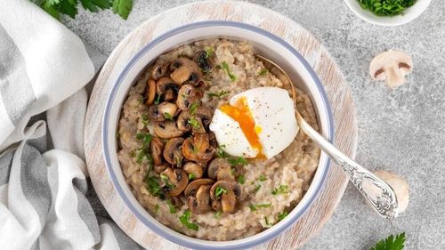 Mic dejun proteic și extrem de bun la gust. Fulgi de ovăz în stil porridge, cu ciuperci și ouă