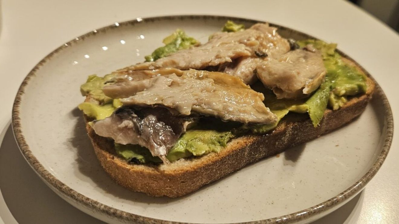 Tartină de avocado cu macrou la conservă - potrivită atât pentru un mic dejun acasă, cât și pentru un snack rapid la birou