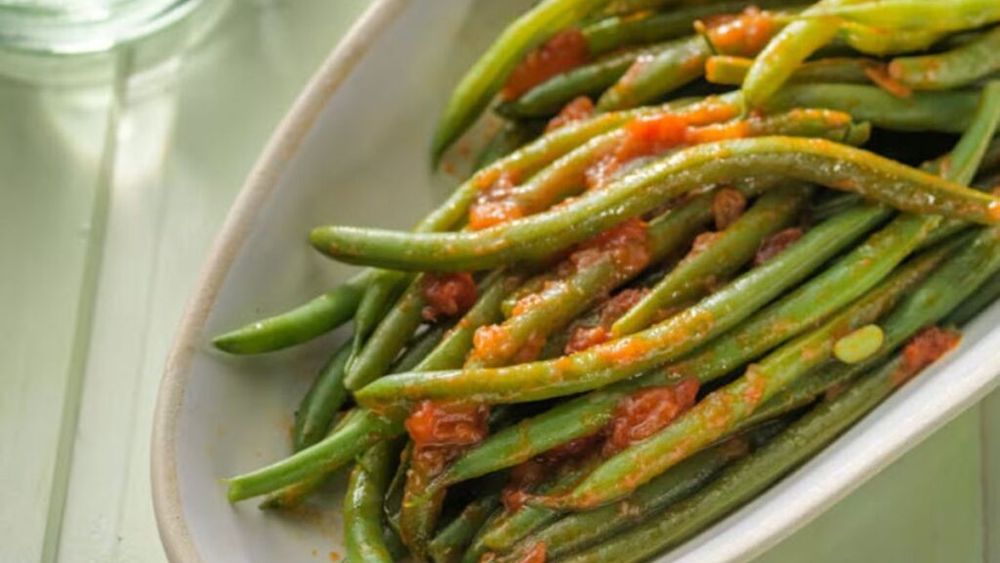 VIDEO | Rețetele Juanitei | Fasole verde cu sos de roșii și usturoi, un preparat foarte simplu, dar în același timp și extrem de versatil/ Poate fi gătit vegan sau cu carne, cu variate condimente