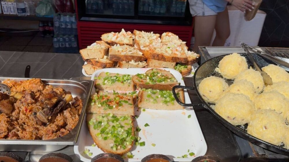 FOTO - VIDEO | Producători locali din toată țara, tradiții și gusturi autentice, la Sărbătoarea Castanelor din Baia Mare / Comerciant: „Avem pâine bătută, coaptă pe vatră, pâine cu unsoare și ceapă, bulz, fasole cu ciolan în pâine”