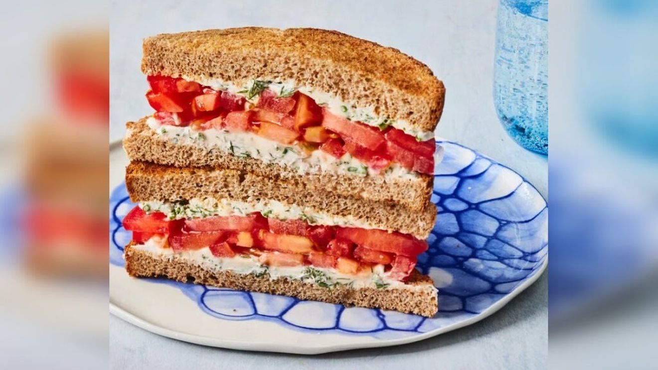 Rețetă: Cum prepari un sendviș cu roșii clasic, de vară