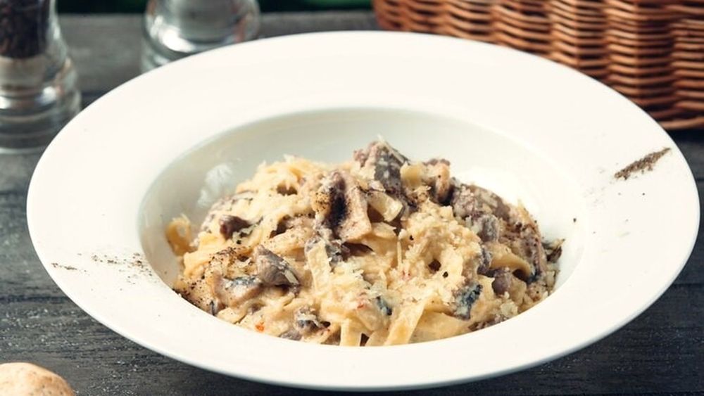 Pastele de vineri seara. Tagliatelle cu ciuperci, bacon și smântână, rețeta tradițională italiană de pasta alla boscaiola