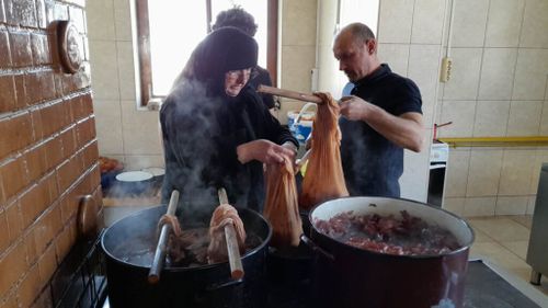 FOTO-VIDEO | Tradiție la Mănăstirea Timișeni / Peste 1.000 de ouă din gospodăria proprie sunt vopsite eco, folosind coji de ceapă roșie și albă