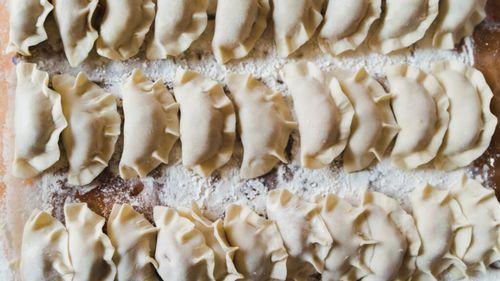 ABC în bucătărie | Cum să gătești corect colțunașii congelați / Bucătarii explică metoda corectă pentru a obține o textură perfectă și a evita zdrobirea lor la fierbere