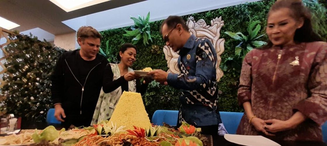 VIDEO/FOTO | Primul restaurant balinez din România, redeschis în spațiu nou la Timișoara. Patronul român a locuit zece ani în Bali și s-a întors acasă cu o soție asiatică / Inaugurare cu ambasadorul Indoneziei