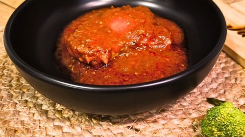 VIDEO FOTO | Rețetele Juanitei | Pui la cuptor cu sos de vinete, mai simplu de atât nu se poate prepara un prânz