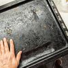 Cum faci tăvile de cuptor să arate din nou ca noi. Trucurile simple care îndepărtează grăsimea arsă