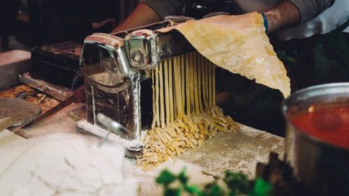 Când au apărut primele fabrici de paste făinoase în Țara Românească. „Doi muncitori goi până-n brâu, se așezau spate-n spate; li se lipeau bulgării de aluat de spinare și, tot frecându-se unul de altul, frământau coca albă și strălucitoare din care se fabrica delicioasa fidea”