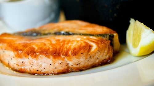 Rețeta generată de IA. I-am dat ingredientele: somon, fenicul și cartofi dulci. A rezultat un fel de mâncare echilibrat și sănătos