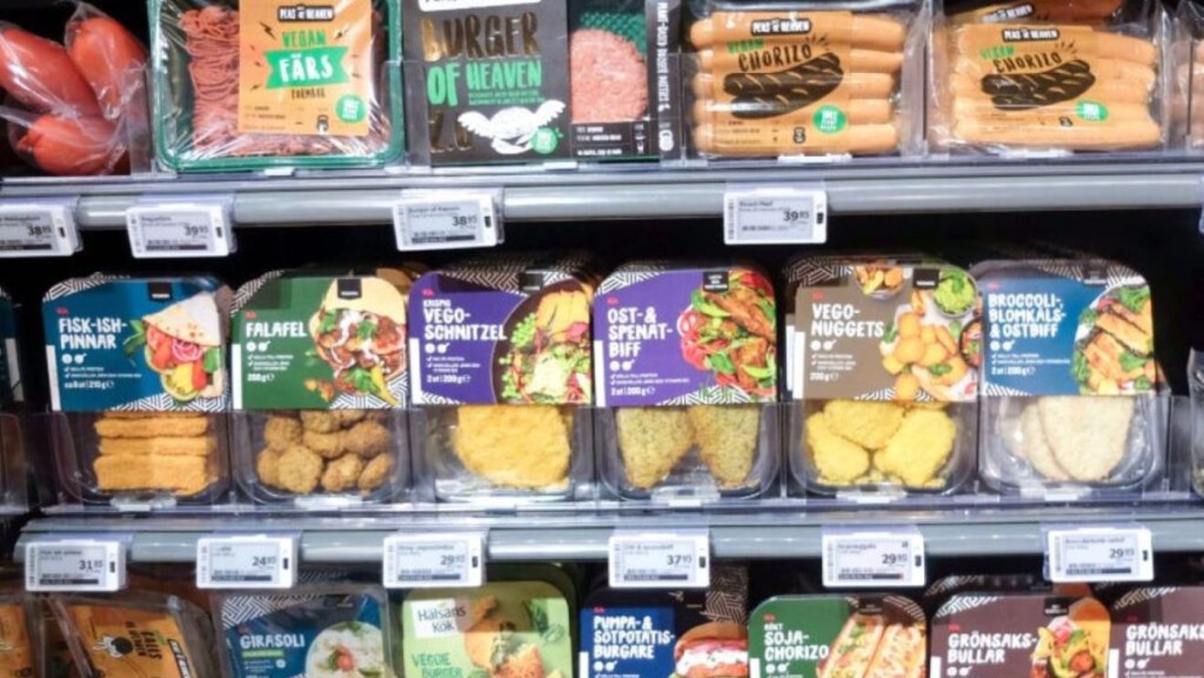 Produsele 100% vegetale ocupă poziții tot mai strategice pe rafturile marilor lanțuri de retail. Mai bine izolate în segmente separate marcate vizual sau integrate printre celelalte? Iată ce răspund șefii lanțurilor de retail din Italia