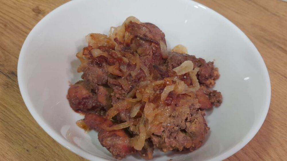 Rețetele Juanitei. Ficăței de pui cu ceapă caramelizată. Mâncărica rapidă care ne amintește de copilărie