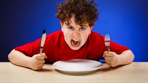 Starea de „hangry”. De ce devenim nervoși și irascibili când ne e foame și cum putem gestiona aceste stări? Un studiu american scoate în evidență legătura dintre corp, minte și obiceiuri