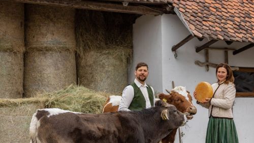 Fermier cu valoare adăugată: Jakab și Emilia Bodor au transformat moștenirea transmisă de familie într-un model de sustenabilitate în producția de brânzeturi: „Am făcut mai multe proiecte prin fonduri europene și acum avem un atelier ca la carte. Animalele noastre pasc ierburi montane și plante medicinale”