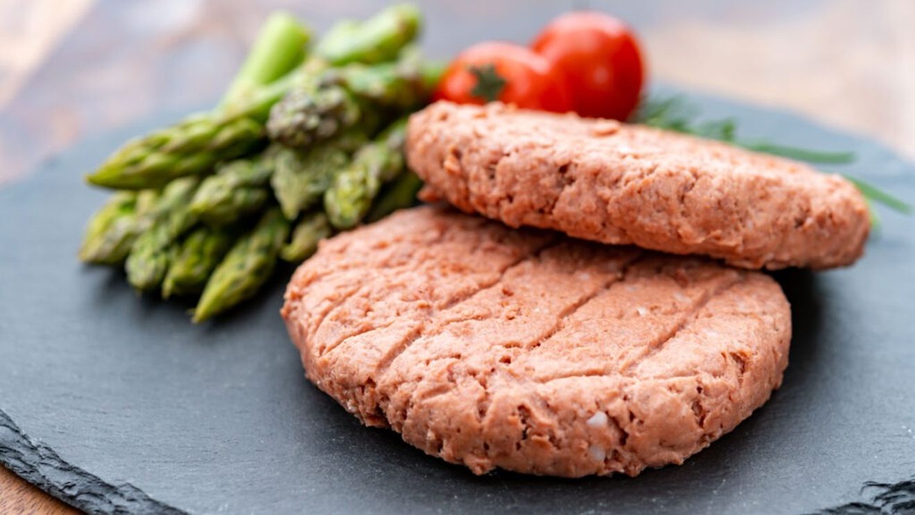 STUDIU: Patru din zece români consumă alternative la carne pe bază de plante