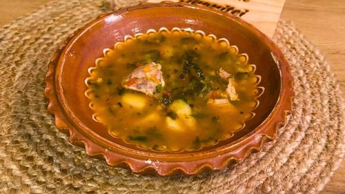 VIDEO | Rețetele Juanitei | Ciorbă de curcan cu castraveți murați și legume, o bunătate pe care o făcea bunica după o rețetă tradițională