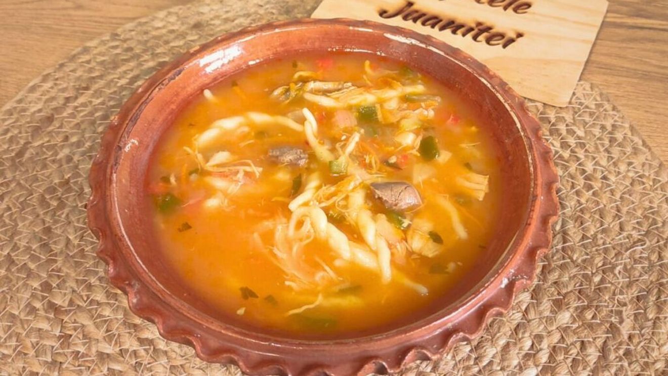 Rețetele Juanitei | Ciorbă tradițională de pui, legume și paste de casă, cu borș și leuștean, o bucurie pentru organism pe timp de iarnă