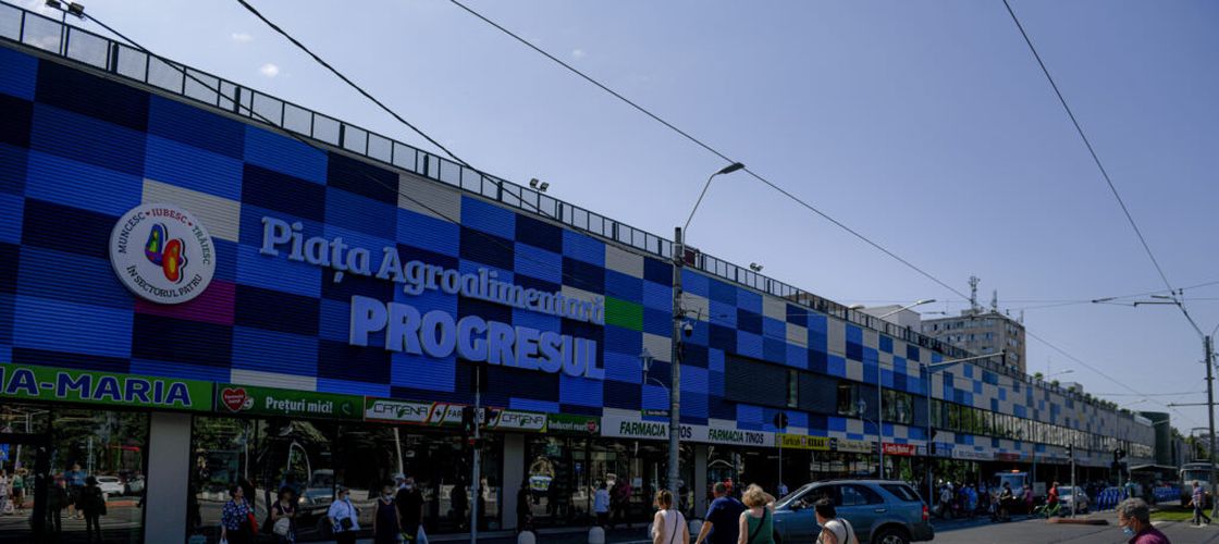 O parte din Piața Progresul ar putea fi demolată pentru construirea unei școli. Clădirea are doar 15 ani vechime