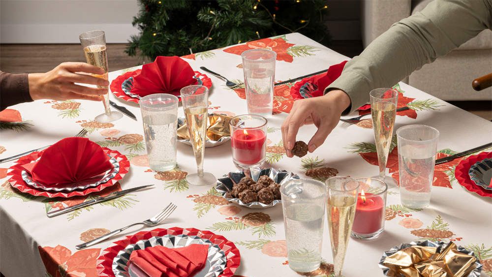 Cum să decorezi o masă de petrecere cu veselă de unică folosință. Poate fi un prânz de Crăciun, o cină la firmă sau o petrecere pentru copii. Tendințe 2024 în decorațiuni