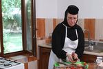 VIDEO | Dovlecei pe pat de morcov și ceapă, la cuptor. Rețeta maicii Irina de la Lacu Sărat: „Usturoiul îl dăm pe răzătoare, ca să-și lase zeama”