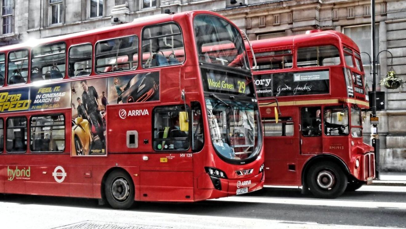 „Lucram într-o brutărie și simțeam că trebuie să fac o schimbare, să am o slujbă mai bine plătită”. Cum a ajuns o româncă să câștige 33.000 de lire sterline pe an ca șofer de autobuz în Londra