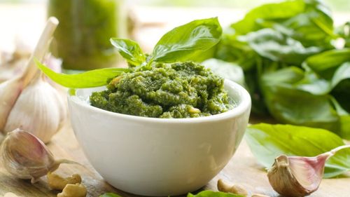 Cum poți face acasă pesto cu busuioc. Rețeta de bază și 3 moduri de a-l folosi în rețete: De la paste la sandwich-uri