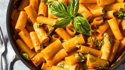 Pastele de vineri seara. Penne alla vodka, o rețetă la modă în anii '80 dar care revine, în versiune mai ușoară. Se folosește un strop de vodka în sos, în loc de vin, pentru a frăgezi cuburile de bacon și a lega aromele sosului