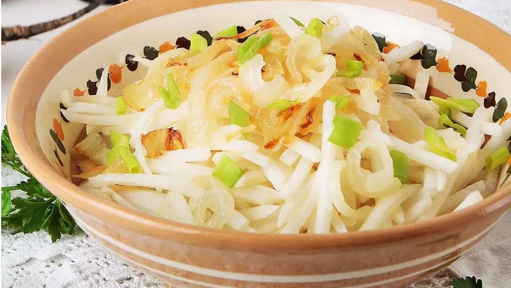 Rețetele Juanitei | Cea mai simplă salată din două tipuri de ridichi ușor murate și ceapă caramelizată/ Folosiți-o ca garnitură la felul principal sau la o cină ori prânz la pachet