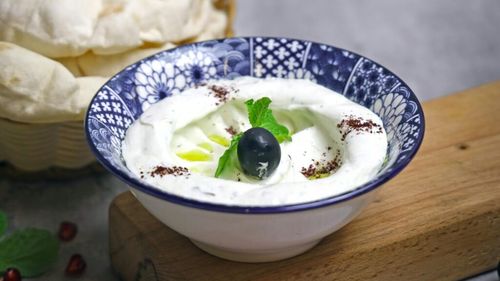 Iaurt grecesc degresat sau iaurt grecesc cu grăsime?/ Alegerea o faci în funcție de planul tău alimentar și de diferențele nutriționale dintre cele două tipuri de iaurt