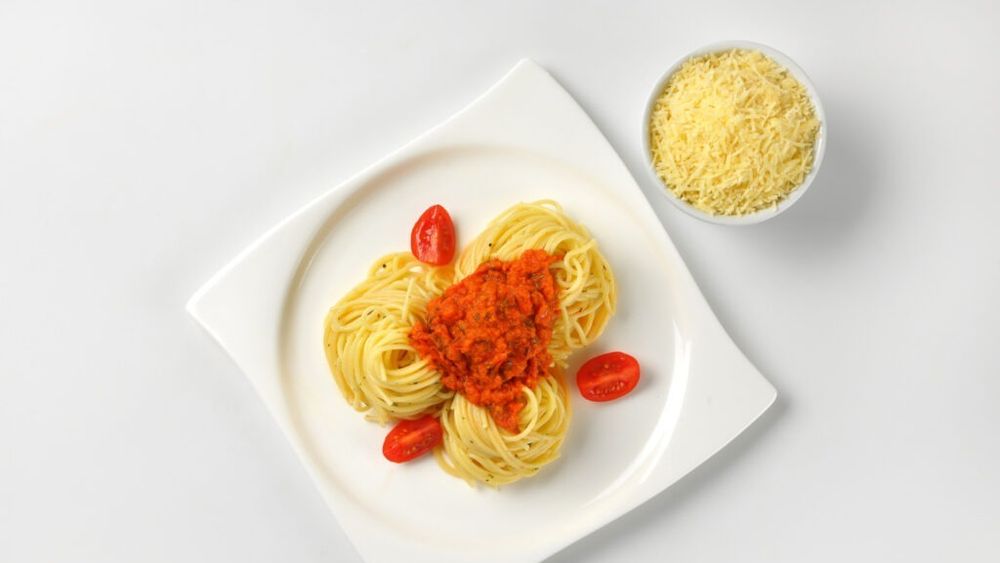 Pastele de vineri seara. Spaghetti cu pesto de migdale și roșii, în stil sicilian. Foarte rapide, reci, gustoase, sănătoase