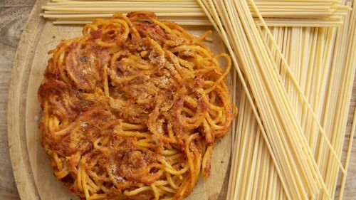 Rețete pentru studenți.  Omletă cu paste ca la Napoli. Alături de o salată, o masă completă, echilibrată, economică, rapidă