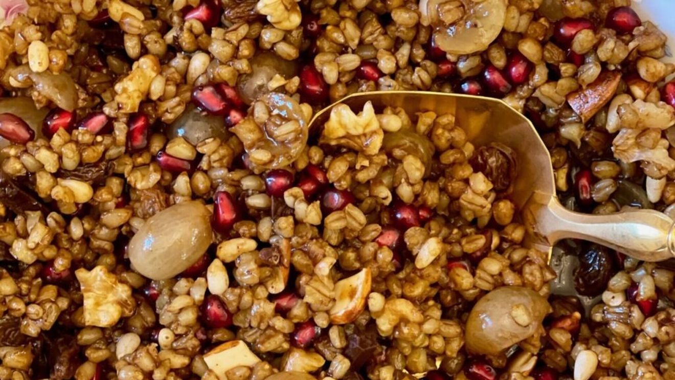 În ziua de ajunul Crăciunului, micul dejun constă în grâu fiert și turte, un obicei care ar putea fi precreștin. Există și alte preparate similate comune țărilor ortodoxe și catolice, chiar cu rădăcini lingvistice comune