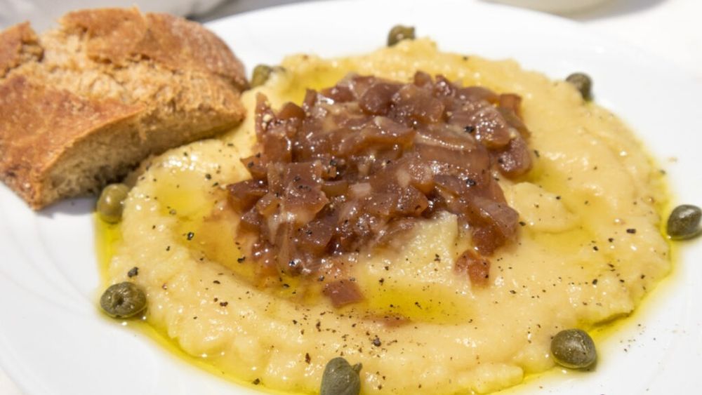 Idei de cină 100% vegetală. Fava crema - supă cremă de mazăre galbenă în stil grecesc. Rețeta face parte dintre propunerile „Senzațional”, cartea de rețete editată de Comisia Europeană