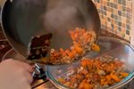 Cină bogată în proteine, gata în 25 de minute / Rețeta simplă cu carne de curcan, cartofi dulci și ciuperci