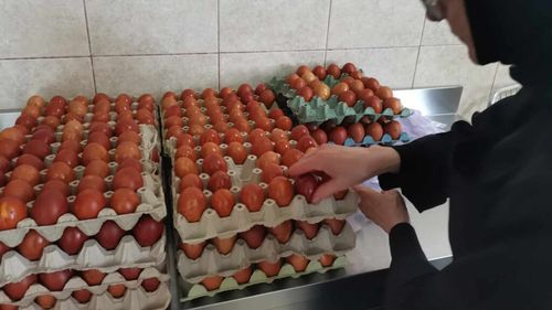 FOTO-VIDEO | Măicuțele de la Mănăstirea Timișeni au vopsit, în Vinerea Mare, 1.000 de ouă: „Folosim doar metode naturale – coji de ceapă roșie și albă – pentru că vopseaua chimică pătrunde prin coajă și nu e sănătoasă”