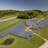 Panourile solare care „protejează” hameiul de căldură și secetă. Soluția unui fermier din Bavaria care produce și energie, și bere