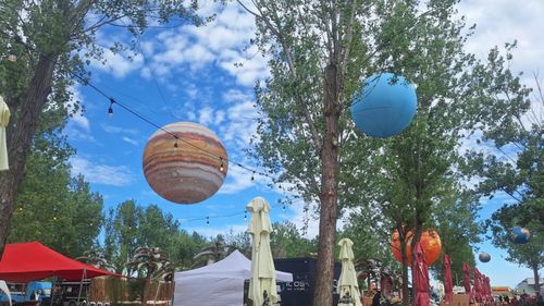 VIDEO Festival du Bonheur, pentru gurmanzi și fanii street food care își petrec mini-vacanța pe litoral: Ce poți să mănânci și să bei la evenimentul din Mamaia Nord și la ce prețuri