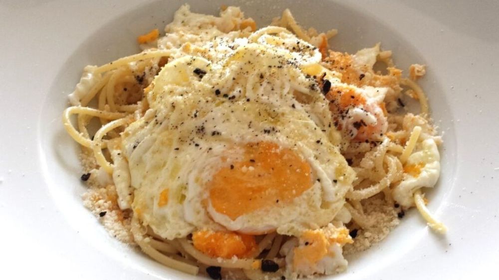 Pastele de vineri seara. Spaghetti alla poverella, o rețetă care te face să uiți de carbonara. Ultrarapidă, cu mai puține calorii și mai economică