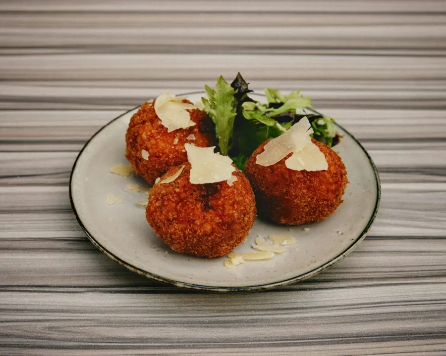 arancini-arancini-sicilieni-bile-de-orez-reteta-italiana-bucatarie-italiana-sicilia-street-food-italian-mozzarella-orez-arborio-aperitiv-italian-gustari-italiene-mancare-traditionala-italiana-retete-cu-orez-preparate-siciliene-gastronomia-italiei-mancare-mediteraneana