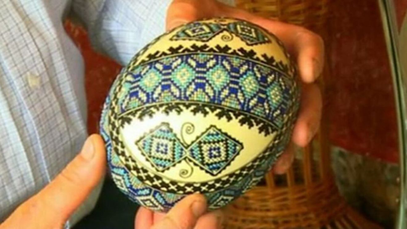 Coaja de ou de struț, noul trend pentru încondeiatul ouălor de Paște / Un produs inedit câștigă teren în rândul pasionaților de tradiții / Fermier: „Am pornit de la ideea de a valorifica totul de la struț”