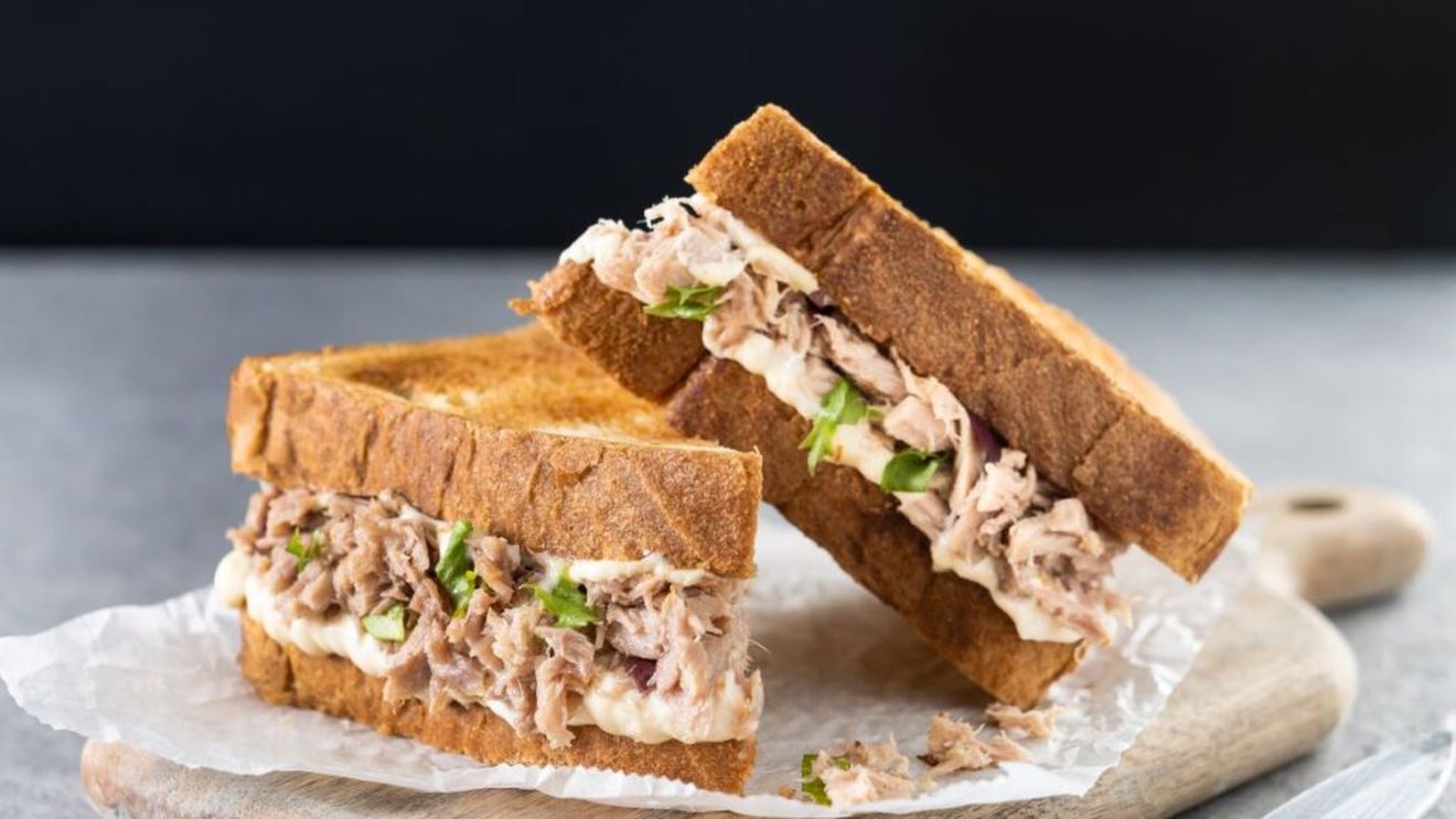 Mic dejun rapid, răcoros și potrivit pentru miezul verii. Tartine proteice, cu cremă de ricotta și ton