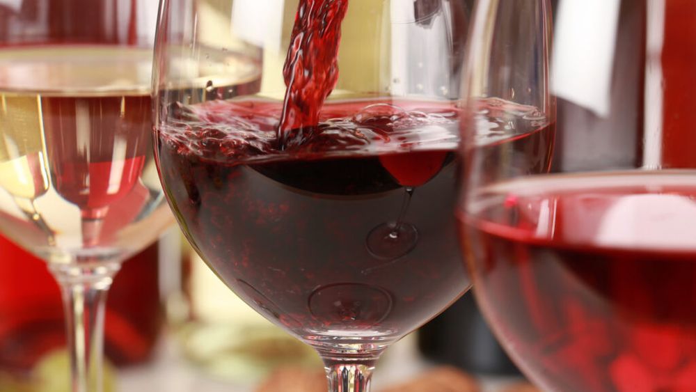 Cercetătorii de la Harvard reanalizează „mitul paharului de vin roșu”. Ce efecte are, de fapt, alcoolul asupra organismului / Peste 60 de boli sunt legate de consum