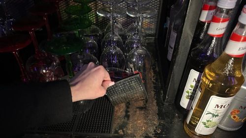 Cluburi de noapte și restaurante din București, închise de ANPC / Șapte localuri a pus lacătul pe ușă după ce au trecut pe acolo comisarii de la Protecția Consumatorului / Sute de kilograme de produse alimentare au fost oprite de la comercializare