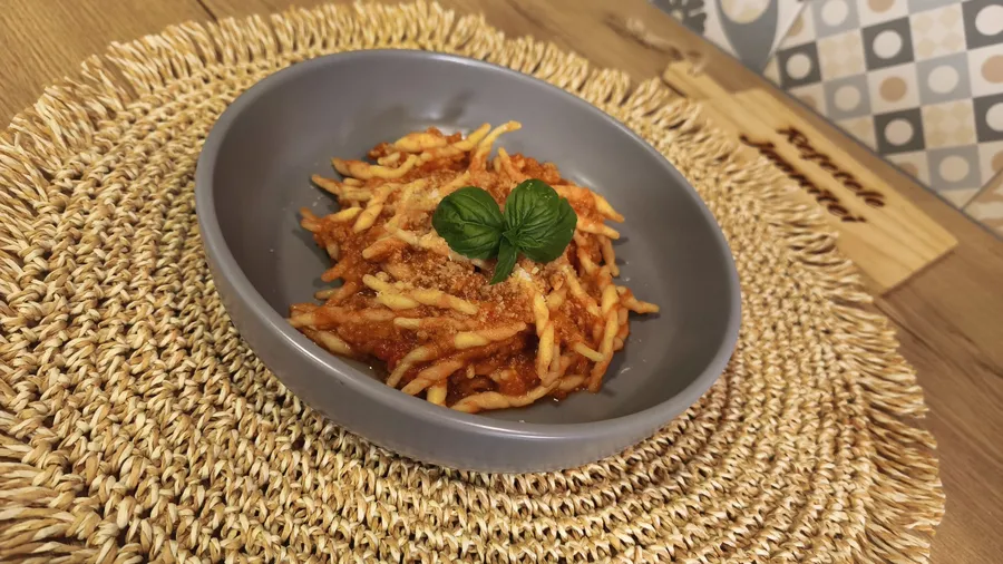 video-foto-paste-bolognese-cu-sos-ragu-de-carne-si-dovlecei