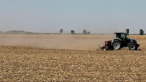 Fermierii dobrogeni îi cer lui Oros apa pe care nu le-a dat-o nici Daea